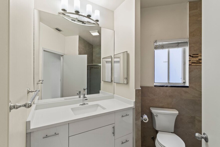 Building Photo - 10516 Lake Vista Cir