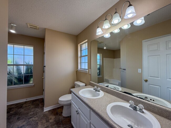 Building Photo - 3 Bedroom 2 Bath Brick Home in Milton!