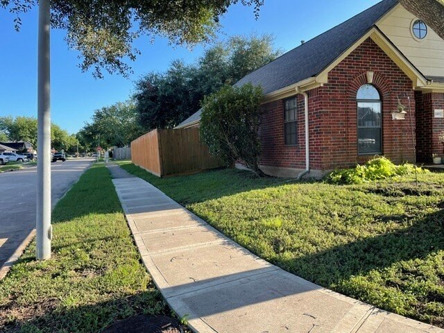 Building Photo - 1102 Camelot Ln