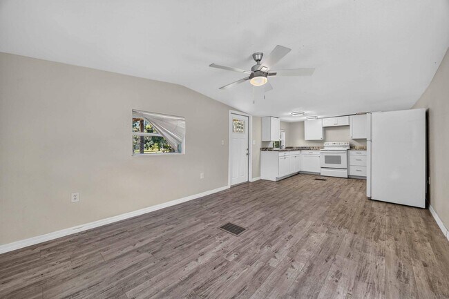 Building Photo - 6451 Spinner Dr