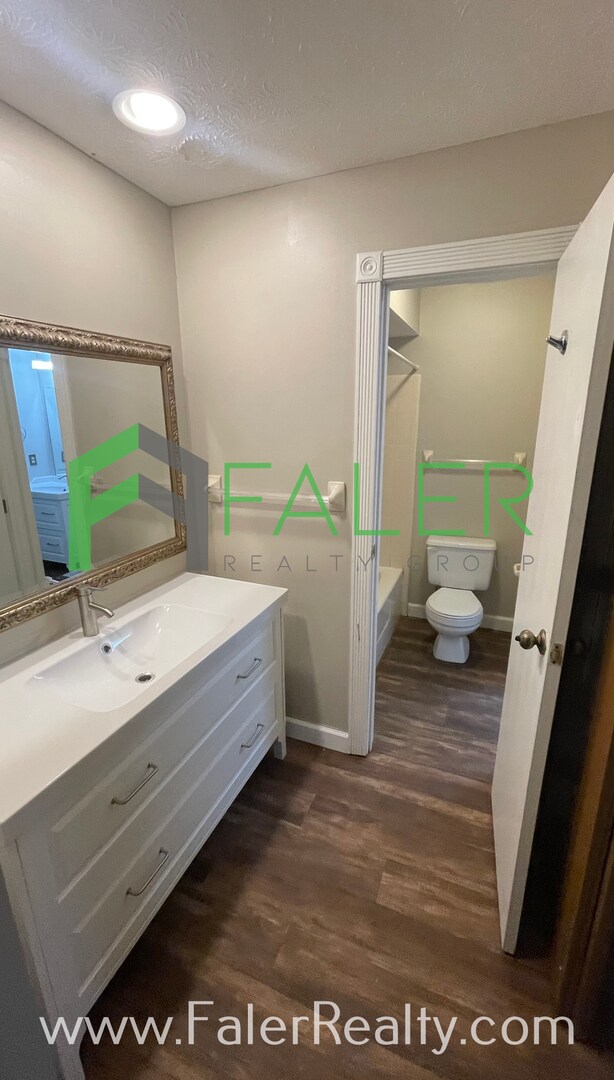 Building Photo - Freshly Updated 2nd Floor Condo