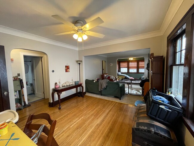 Building Photo - AVAILABLE JULY - 3 BEDROOM/1.5 BATHROOM HOME