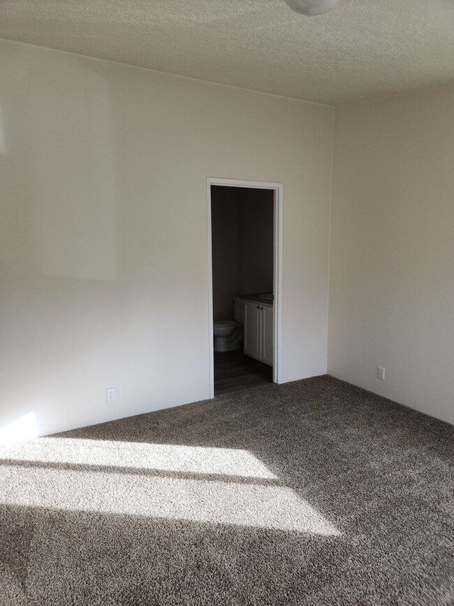 Building Photo - Pet Friendly 3bed : 2bath Home w/ 1 Car De...
