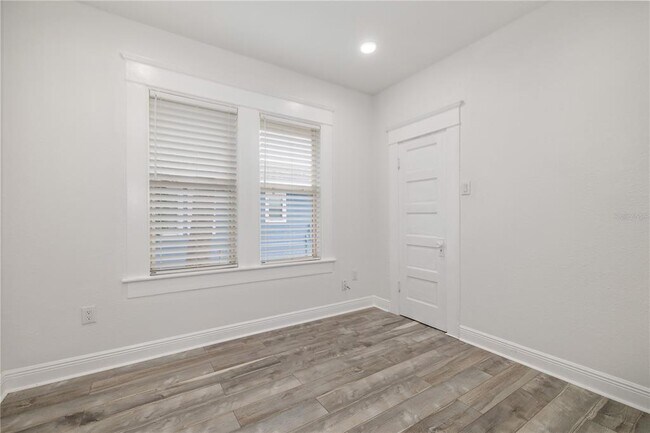 Building Photo - 409 S Willow Ave