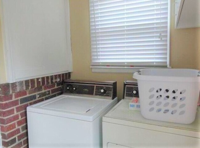 Building Photo - 1020 Elm Ave