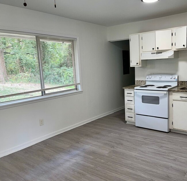Building Photo - Spacious 3 Bedroom Ranch Under $1,400!