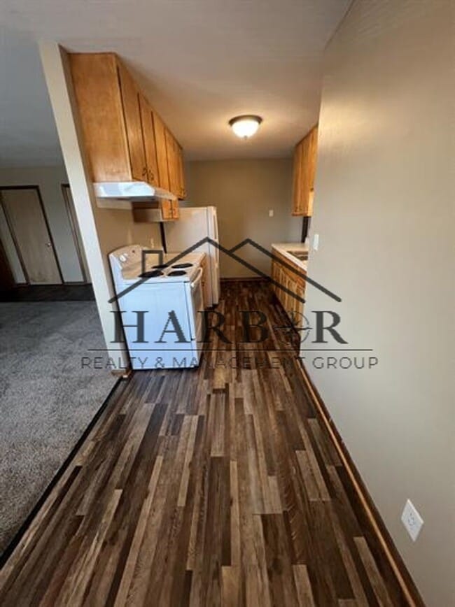 Building Photo - Cozy 2 Bed, 1 Bath – Perfect for Roommates...