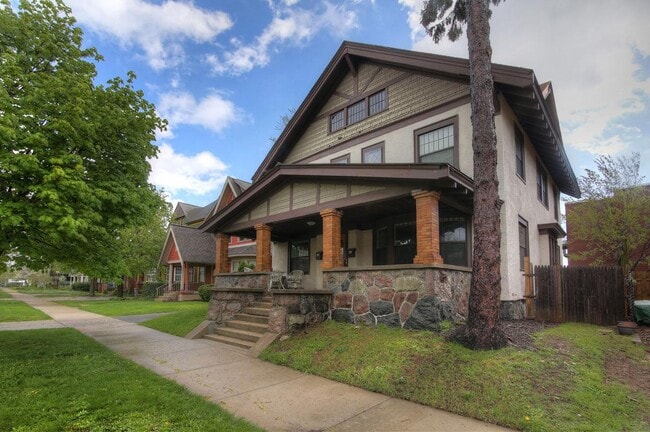 Building Photo - 360 Richard Terrace SE