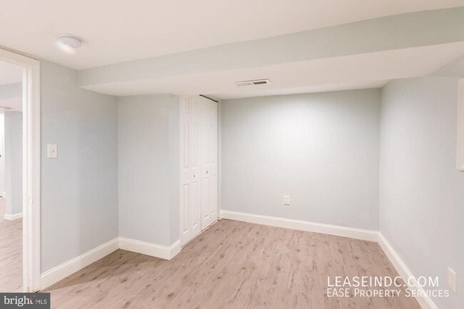 Building Photo - 624 Irving St NW