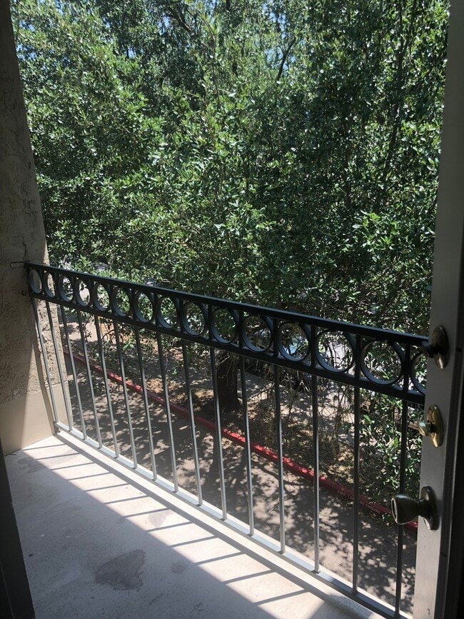 Building Photo - UT PRE-LEASE: 2 bed/2 bath West Campus Con...