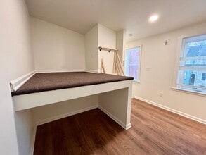 Building Photo - 5 Locust St