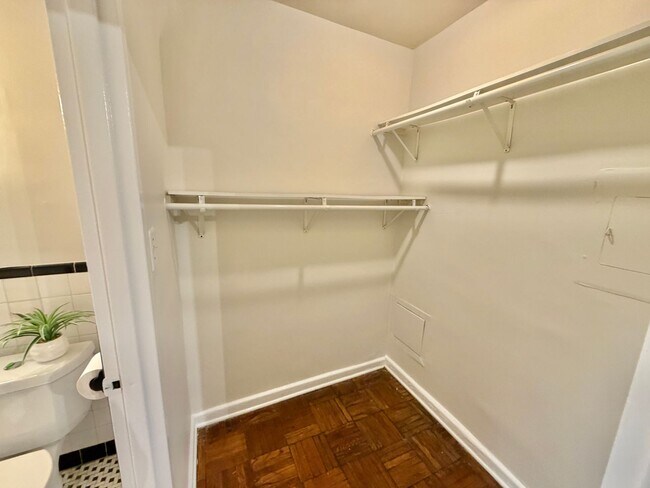 Building Photo - FREE RENT!  Unique Studio in Foggy Bottom with Solarium Near GW University and Hospital. An Excep...