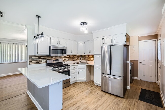 Building Photo - 36180 N Grandwood Dr
