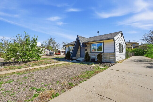 Building Photo - $2,140.95 -  2 bed, 1 bath located in Denver with a big backyard and In Unit Laundry!