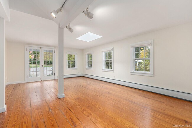 Building Photo - 744 Titicus Rd