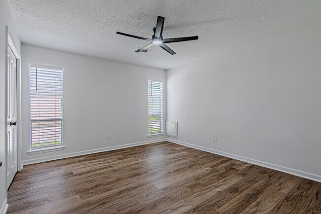 Building Photo - 3406 Forest Village Dr