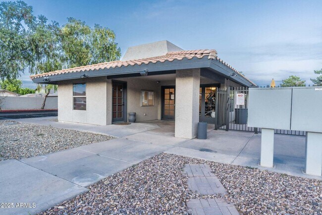 Building Photo - 1402 E Guadalupe Rd