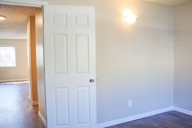 Building Photo - Close in SE Trendy Buckman - Updated 1st Floor 1 Bedroom!