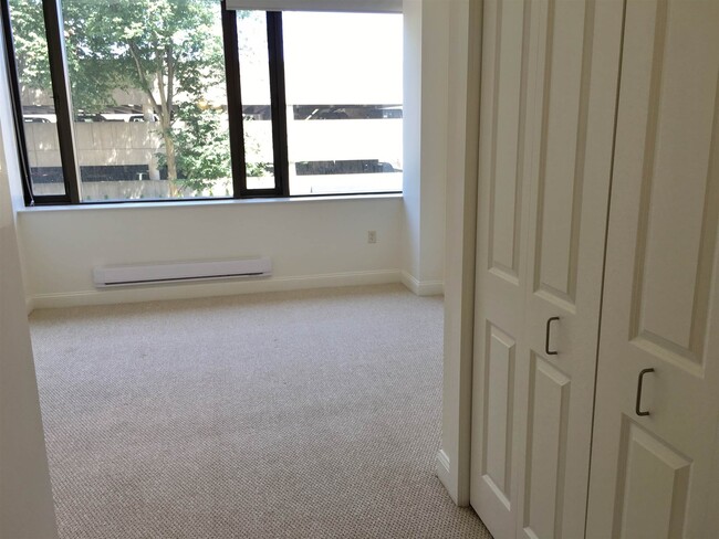 Building Photo - 875 Elm St