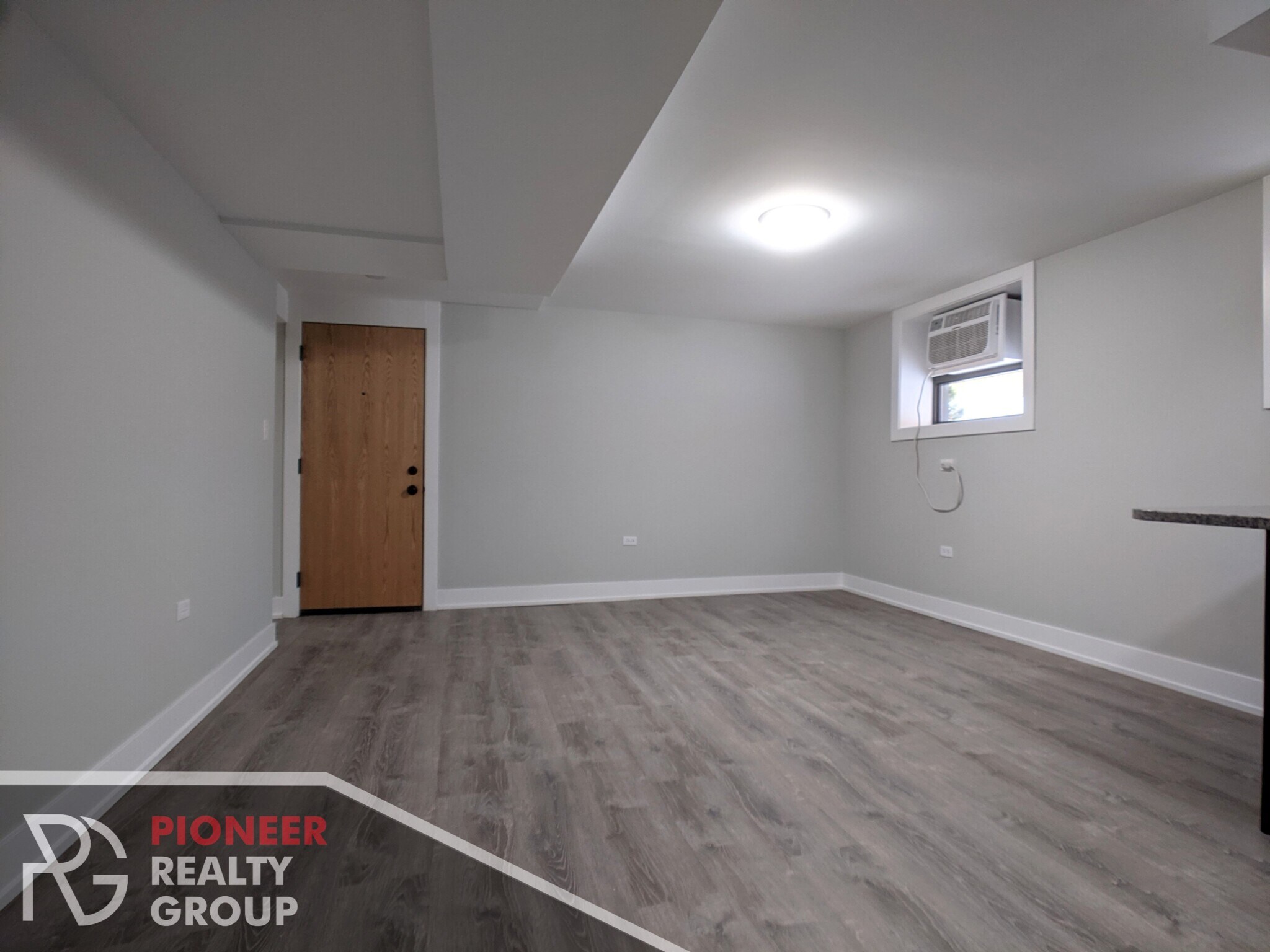Building Photo - 421 W Belden Ave