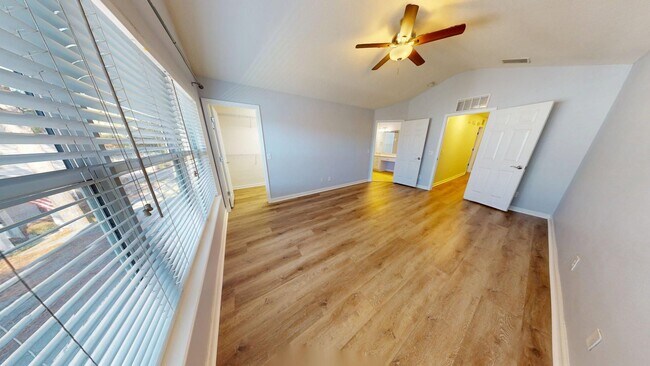 Building Photo - Beautiful 3 bedroom, 2.5 bathroom townhome