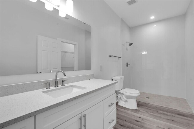 Building Photo - 705 S Orange Ave