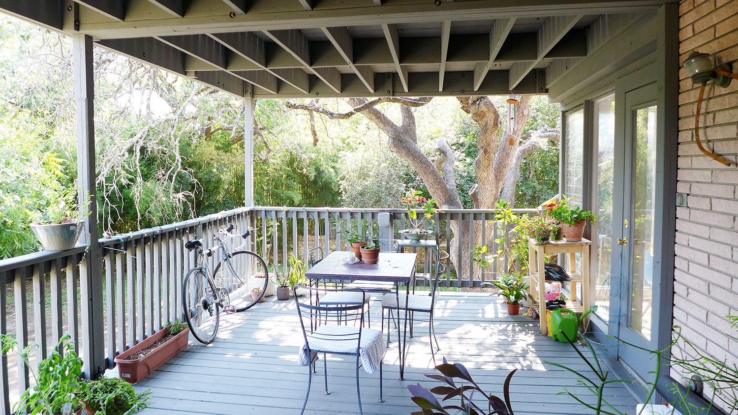 Building Photo - 310 West Mistletoe Avenue