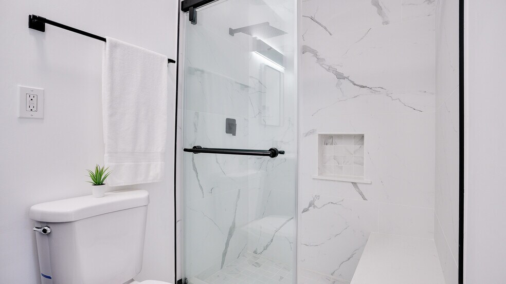 Building Photo - 3936 S Victoria Ave