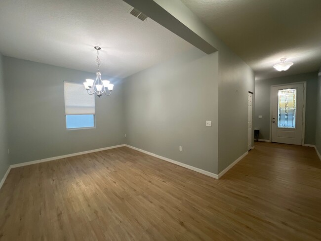 Building Photo - Beautiful 3 Bedroom 2 Bathroom Home, with ...