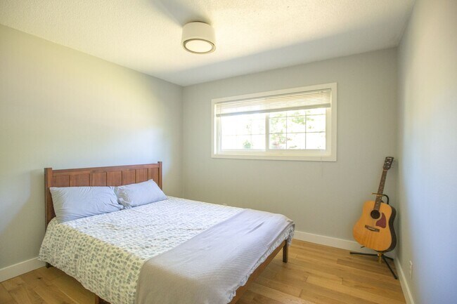 Building Photo - SE Portland 3 Bedroom Home with Amazing Ou...