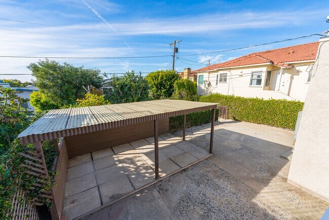 Building Photo - Super Cute 3bed 2 bath home with peek-a-boo ocean view South Redondo