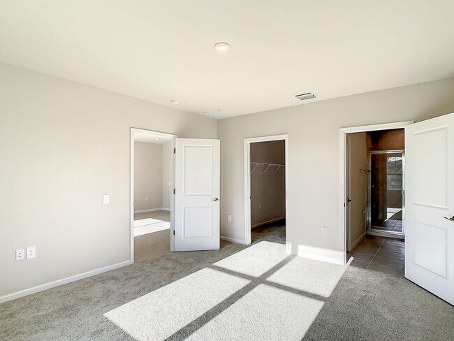 Building Photo - Villa Home in West Port - 3/2/2 close to s...