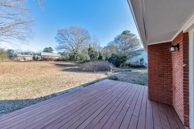Building Photo - 909 Rosedale Dr