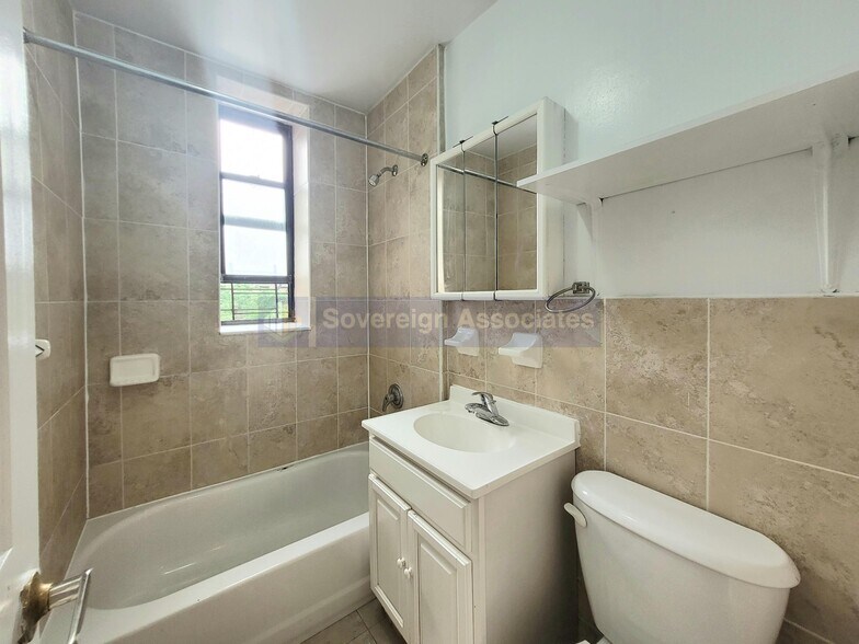 Building Photo - 585 W 204th St