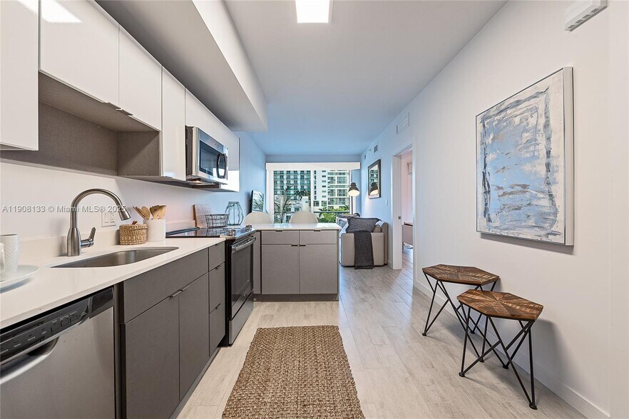 Primary Photo - 321 NE 26th St