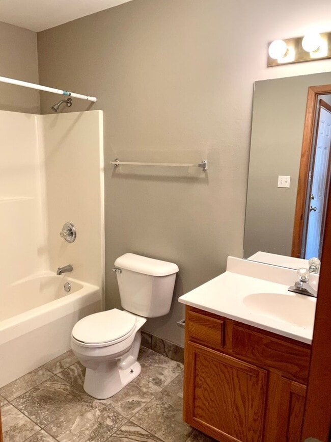 Building Photo - Spacious 3 bed/2 bath - walk to campus!