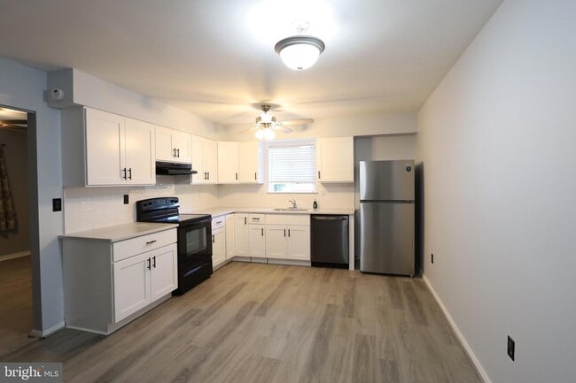 Building Photo - 207 Coville Dr