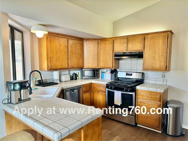 Building Photo - Charming 3 Bedroom 2 Bathroom Home In The Highly Desired Juniper Terrace Neighborhood!!