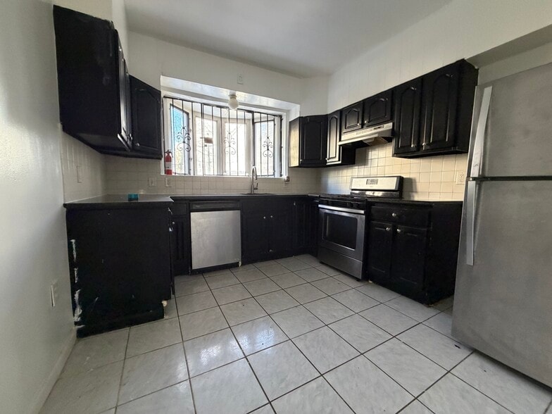 Building Photo - 6 Vreeland Ter