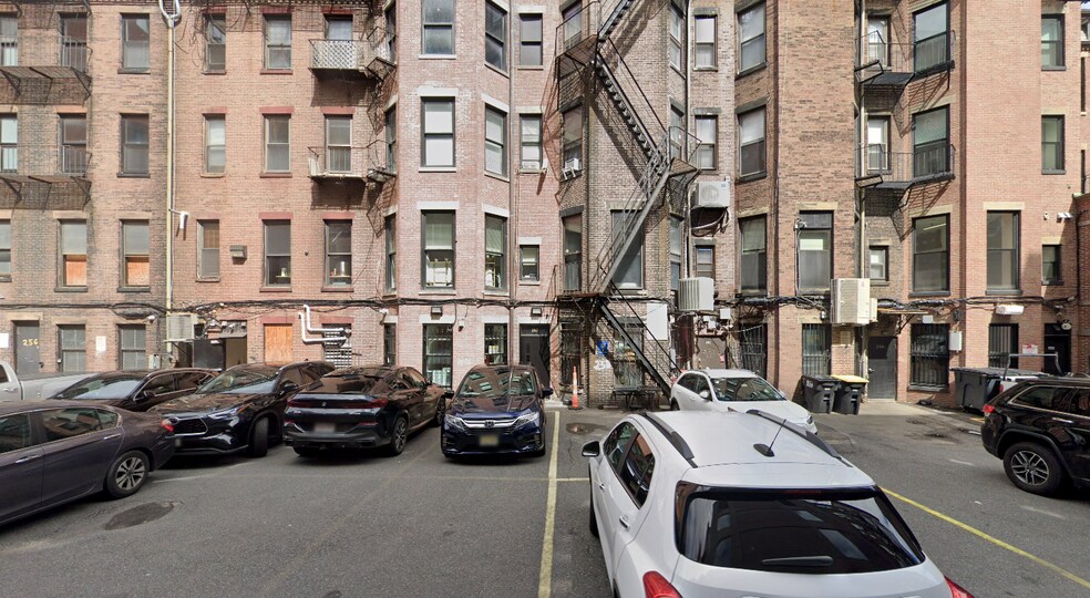 Building Photo - 250 Newbury St