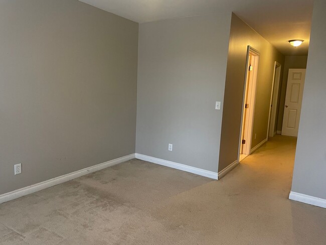 Building Photo - 2 master suites with walkin closets, singl...