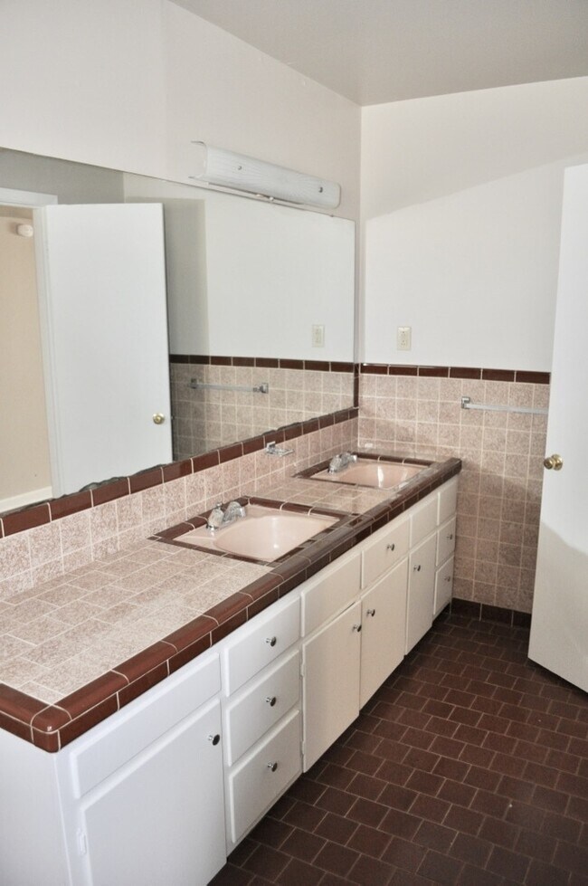 Building Photo - FOR LEASE! Nice 3-2-2 Brick Home in Weatherford!