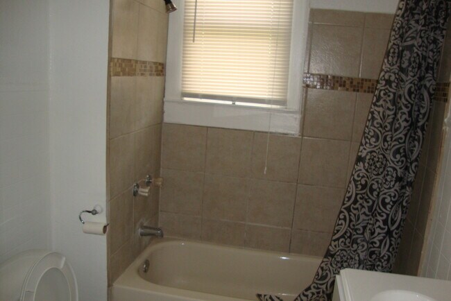 Building Photo - 136 E Dullnig Ct