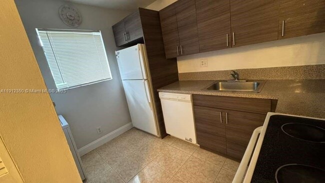 Building Photo - 306 Gardens Dr