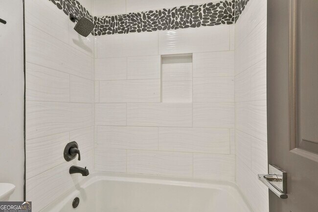 Building Photo - 558 Kenwood Rd