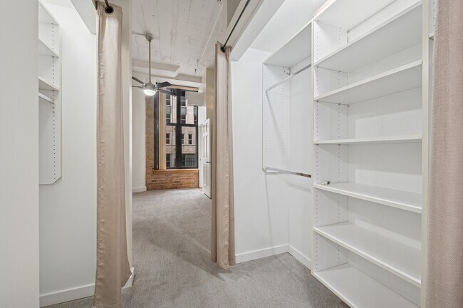 Building Photo - 333 W Hubbard St