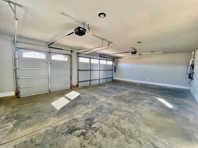 Building Photo - Clift Farm townhome with a fence and 3 car garage