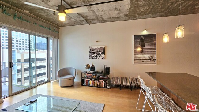 Building Photo - 645 W 9th St