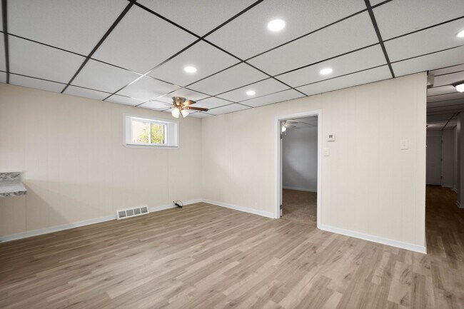 Building Photo - Gorgeous 2 bedroom in Pittsburgh available July 15!