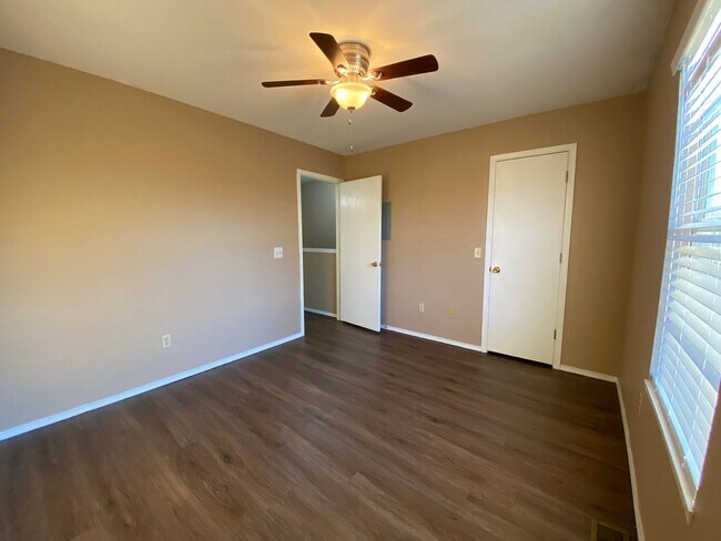 Building Photo - 2 Bed For Rent Fayetteville - Walking dist...